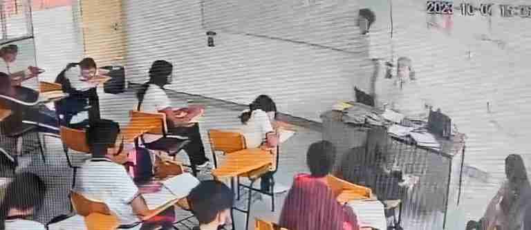 Estudiante agredió a su profesora con un arma cortopunzante por la espalda
