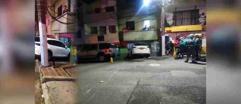 Mujer arrolló a dos hombres que presuntamente intentaron robarla en Villa Hermosa; uno de ellos falleció