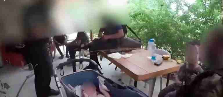 Imágenes sensibles: Hamás difunde video de niños israelíes secuestrados 