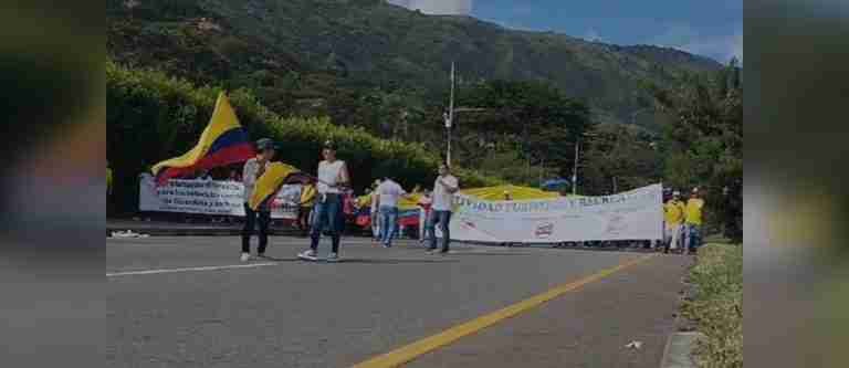 Continúan las protestas en la Autopista Norte contra el peaje ‘El Trapiche’