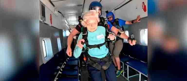 Falleció Dorothy Hoffner, la mujer de 104 años que se lanzó en paracaídas