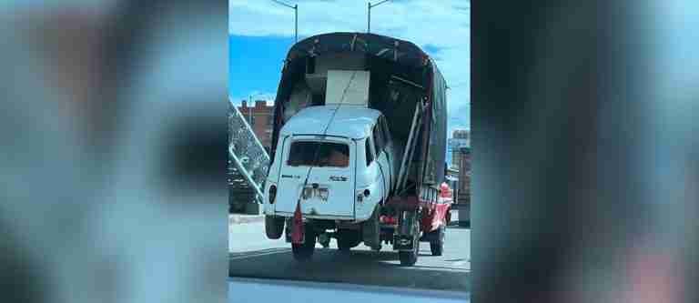 ¿No llegó la grúa? Camión de trasteo es viral en redes sociales por llevar un Renault 4 en su parte trasera