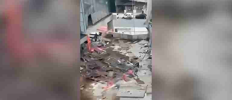 Impactante: en Brasil, obreros quedaron colgando tras caída de andamio