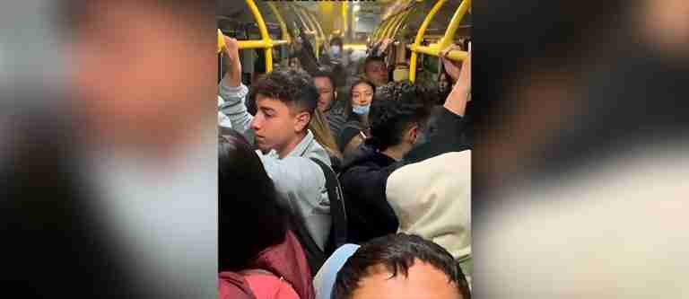 Joven vende besos en el TransMilenio y se vuelve viral en redes sociales