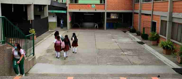 ‘Fico’ asegura que colegios se quedarían esta semana sin personal de servicios. Alcaldía lo desmiente.