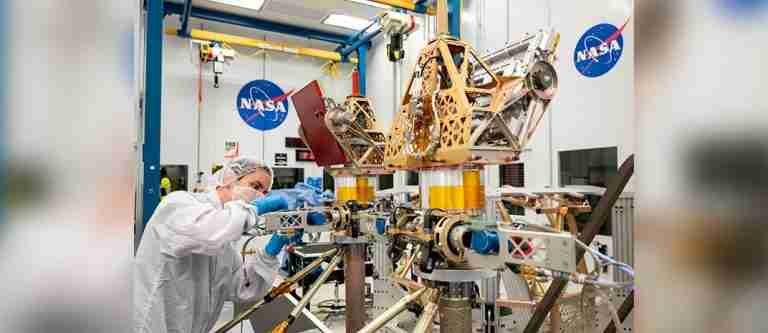 Así podrá ver cómo construyen un robot explorador que irá al polo sur de la Luna