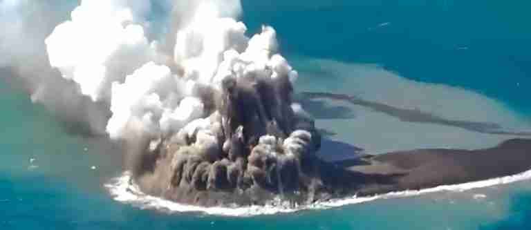 ¡Impresionante! Así nació una isla después de una erupción volcánica en Japón