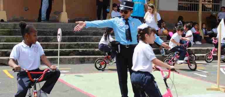 Educación para la seguridad vial: Medellín estrena pista de tránsito en institución educativa pública