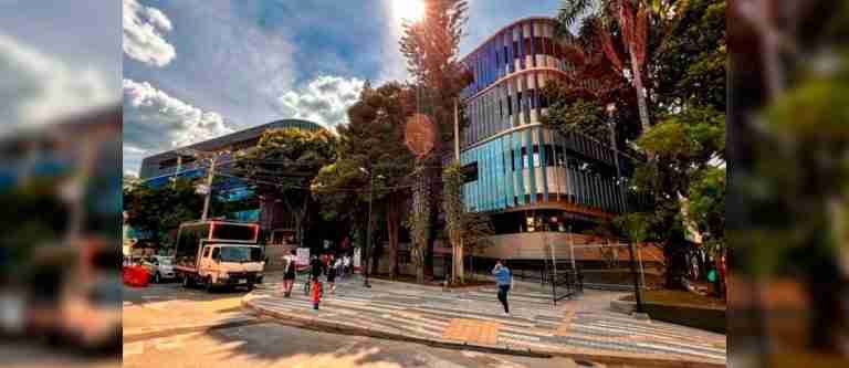 Estudiantes de Envigado estrenan colegio en lo que era una sede de la policía