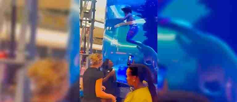 Aterrador: mujer disfrazada de sirena casi se ahoga en un acuario