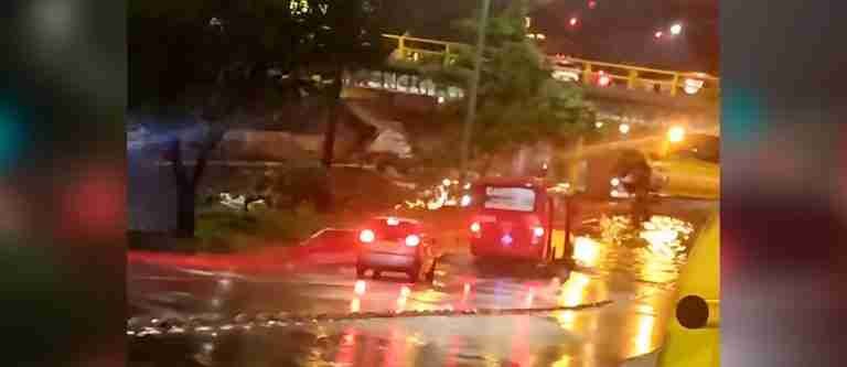 En Halloween los conductores debieron padecer 3 deprimidos inundados en Medellín 