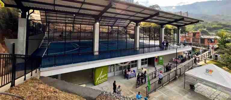 Entregan nuevo escenario deportivo y cultural en Copacabana