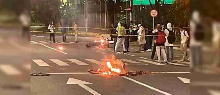 Manifestantes de la Universidad de Antioquia incendiaron la motocicleta del agente de tránsito