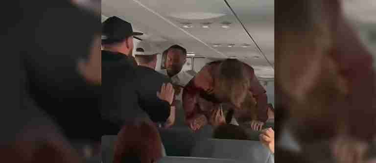 Mujer causó terror en pleno vuelo: ¿estaba poseída?
