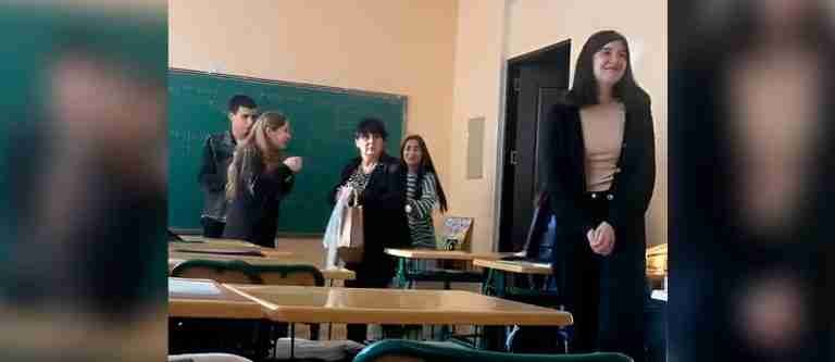 ¡Muy creativos! Alumnos fingen pelea para sorprender a su maestra