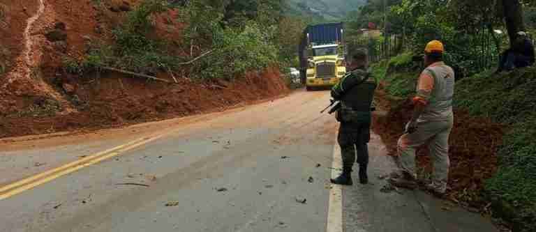Por deslizamiento de tierra hay paso a un carril en la vía Santa Fe – Cañasgordas
