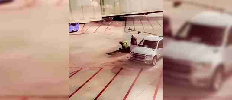 Pasajero genera caos en el aeropuerto de New Orleans, Estados Unidos, tras saltar por la puerta de emergencia