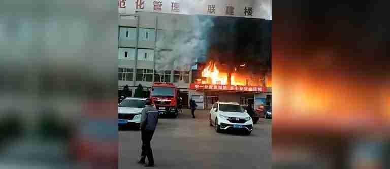 Incendio en fábrica de carbón deja 26 muertos en China