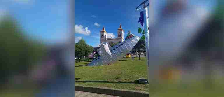 ¡De no creer! Pusieron un alumbrado de avión ‘estrellado’ en La Unión, Antioquia