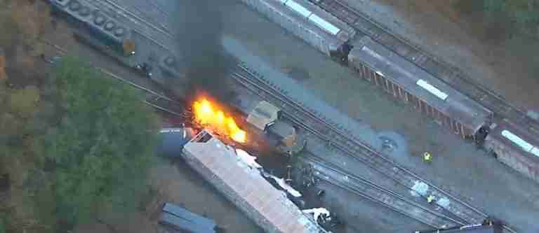 Se incendia tren que transportaba miles de galones de diesel en Atlanta