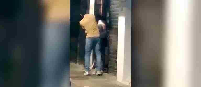 Indignación en Bello: un hombre golpeó a una mujer en plena vía pública