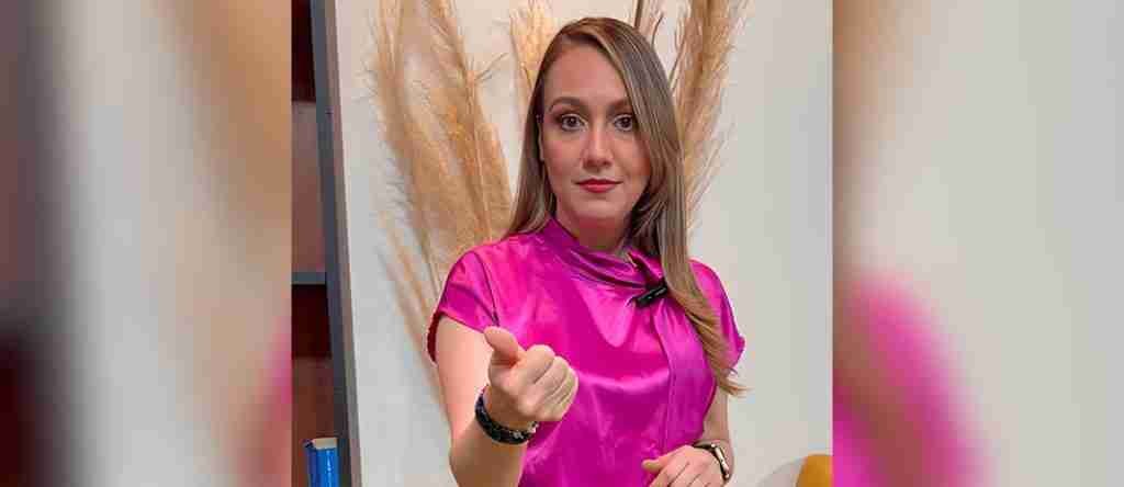 mujer elegante parada mirando a la camara