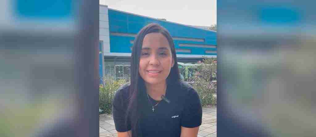 foto de una mujer mirando a la camara