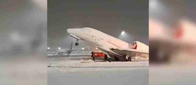 ¡Increíble! Por fuertes nevadas, varios aviones quedaron congelados en Múnich, Alemania