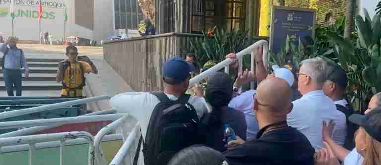 ÚLTIMA HORA: Empleados del Hospital General de Medellín protestan frente a la Alcaldía y exigen soluciones