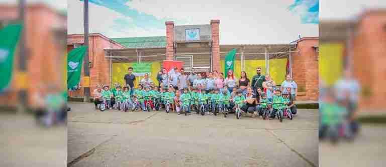 Entregan más de 750 bicicletas para niños en Antioquia
