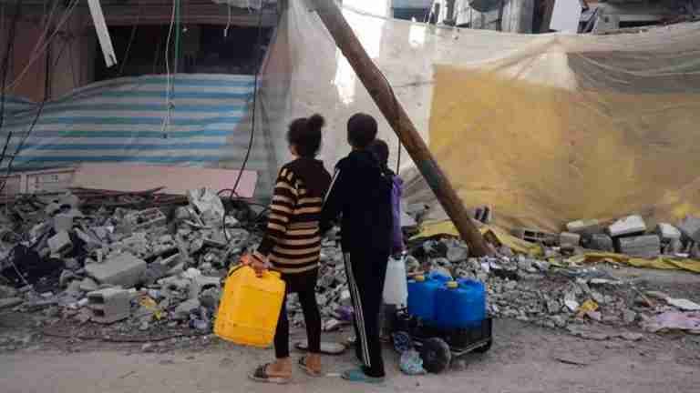 Alertan por niveles mínimos de agua que pone en riesgo a los niños de Gaza