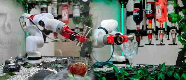 Este es Isaac, el primer robot bartender de Colombia 