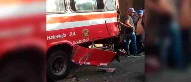 Aparatoso accidente en Bello involucró 3 vehículos