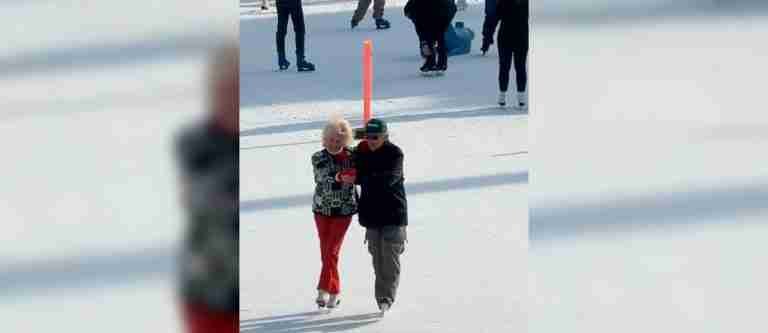 Amor de invierno: pareja de abuelitos protagoniza un encantador espectáculo de patinaje sobre hielo