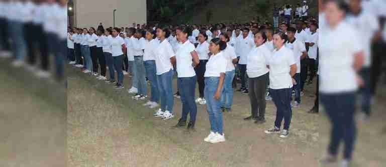 Medellín cuenta con su primer contingente femenino de soldados