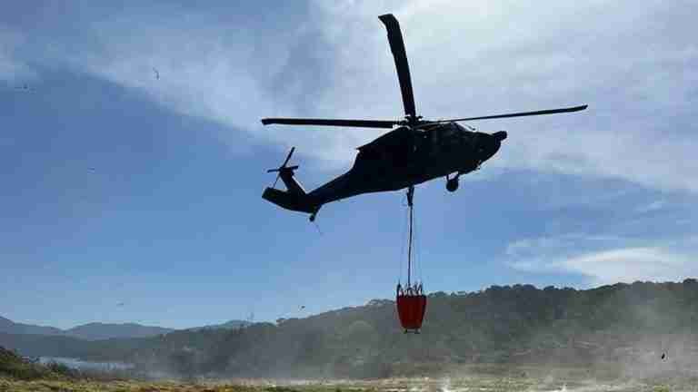 La Fuerza Aérea Colombiana atiende incendio forestal en Carolina del Príncipe