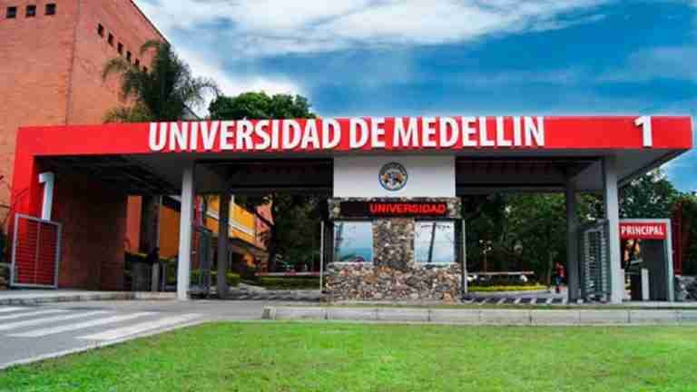 Universidad de Medellín espera definición de 4 procesos jurídicos por título de exsenador Julián Bedoya