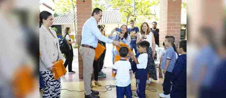Inicia la entrega de kits escolares en las instituciones educativas oficiales de Envigado