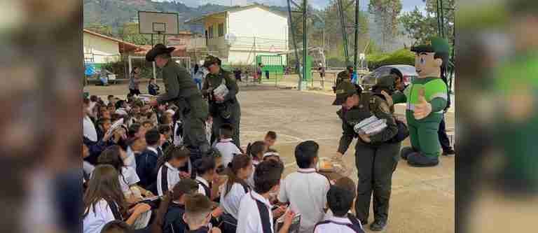 300 niños recibieron kits escolares en zona rural de Guarne