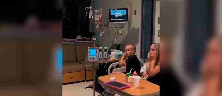 El conmovedor momento en que un niño descubre ser el donante perfecto para su hermana con cáncer