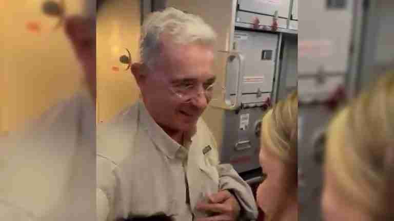 Revuelo en avión comercial por la presencia de Uribe