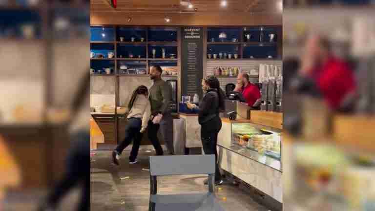 Viral en redes: tras desacuerdo, mujer se fue a golpes con sus compañeros de trabajo