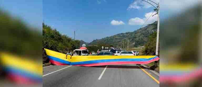 Por la Situación del Puente Real, la comunidad bloqueó la vía para exigir soluciones urgentes