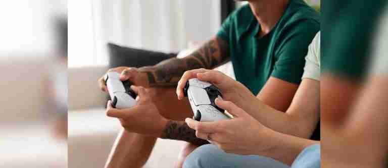 Jugadores de videojuegos pueden correr el riesgo de padecer tinnitus o pérdida de audición