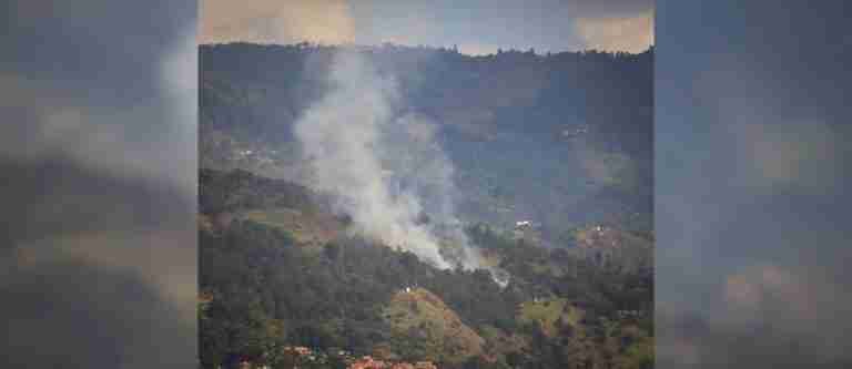Bomberos Medellín atiende incendio forestal en el sector de Villatina
