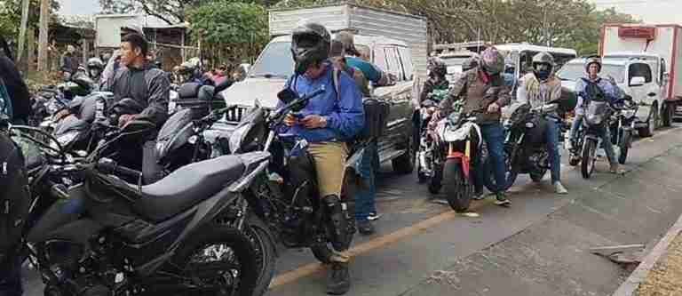 La comunidad de Barbosa amaneció sin transporte este viernes por la protesta contra el peaje que lleva más de 27 horas