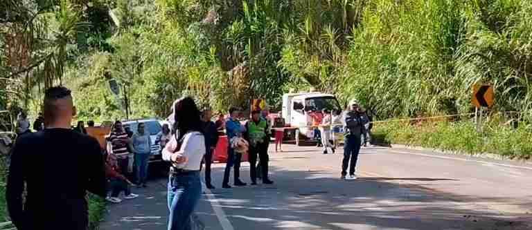 Derrumbe en la vía que comunica Antioquia con la costa cobró la vida de una mujer y bloqueó el flujo vehicular