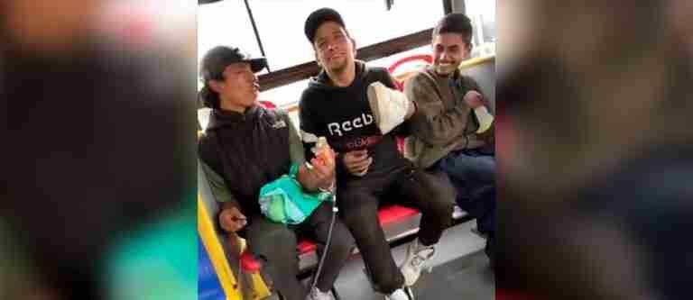 El Pegamento de la Bondad: Acto inusual de ayuda en el transporte público