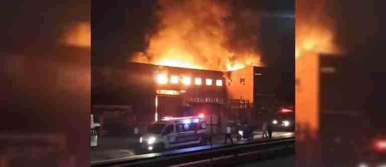 Voraz incendio consumió gran parte de una empresa en Copacabana
