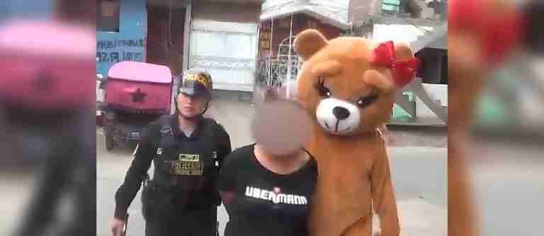 Policía se disfrazó de oso en San Valentín para capturar a dos mujeres